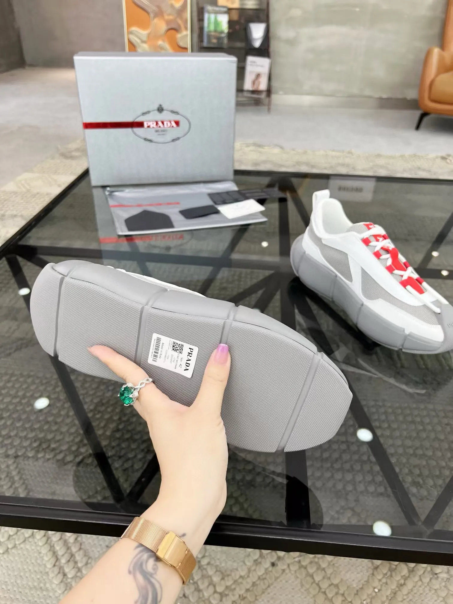 Factory price: 480💰Prada new men's leather sports shoes, the highest version on the market, any comparison is welcome🆚! The original leather has excellent texture and is super high-end! Fetal sheep net lining imported from Italy, removable pad! Luxurious materials and fine workmanship, highly recommended! Code number: 38-44, customized 45